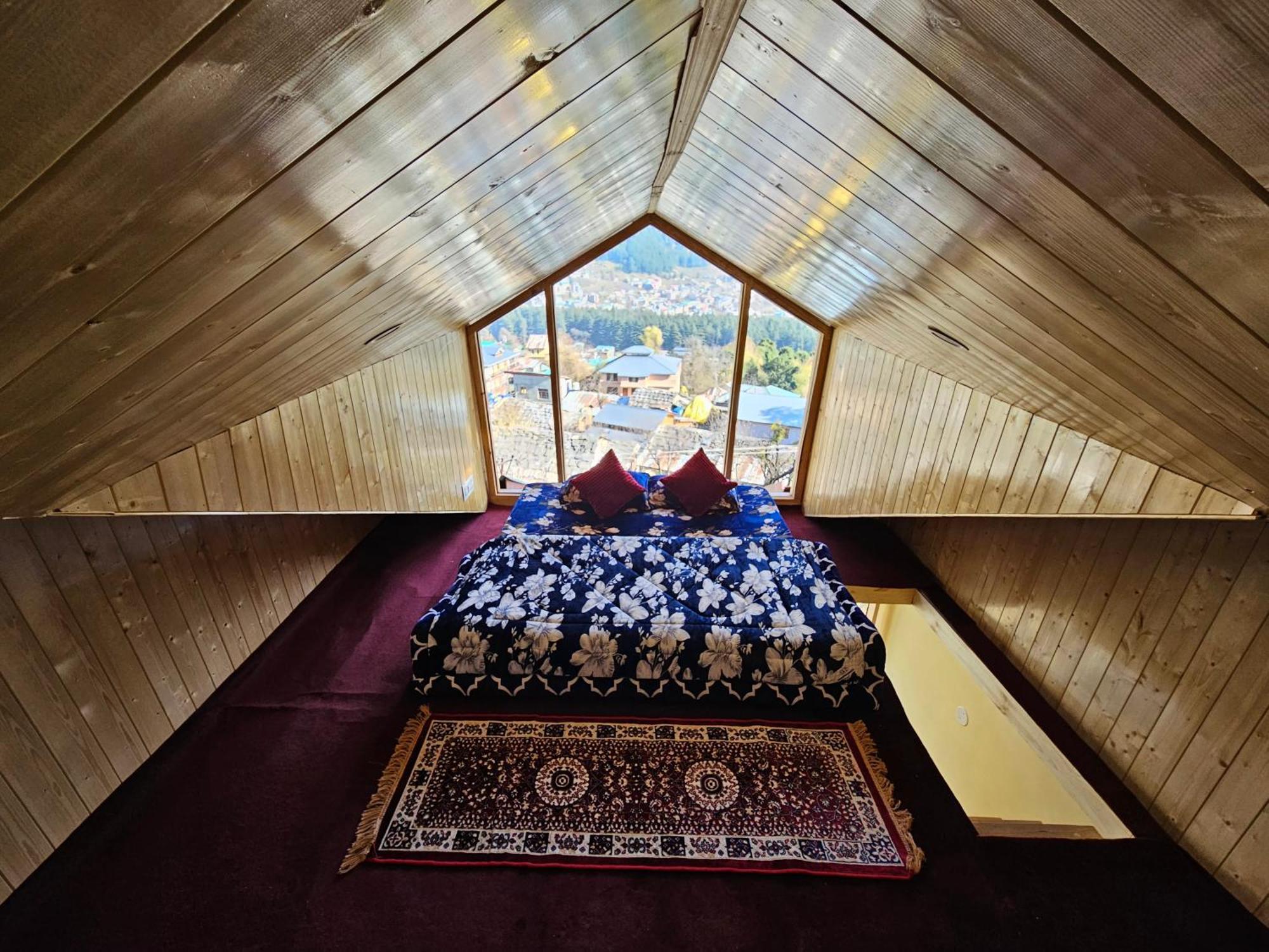 The Pineapple Home Manāli Exteriör bild